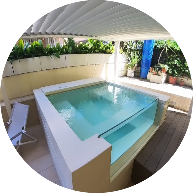 Whirlpool tub on the 1st floor under a pergola