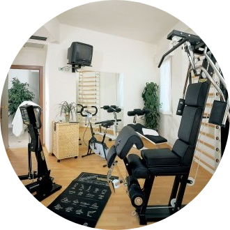 Angolo fitness con attrezzature Technogym